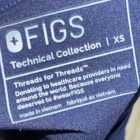 FIGS Casma Three-Pocket Scrub Top - Picture 4 of 4